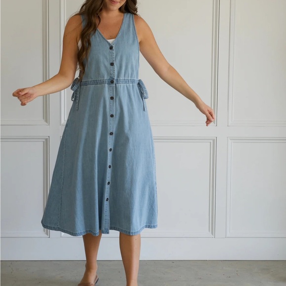 Neuflora Dresses & Skirts - Neuflora Harpswell denim dress